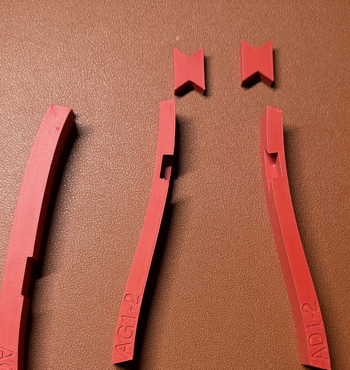 Les alonges AG1-2 et AD1-2 avec leurs logements de clé et les deux clés rouges en forme de papillon