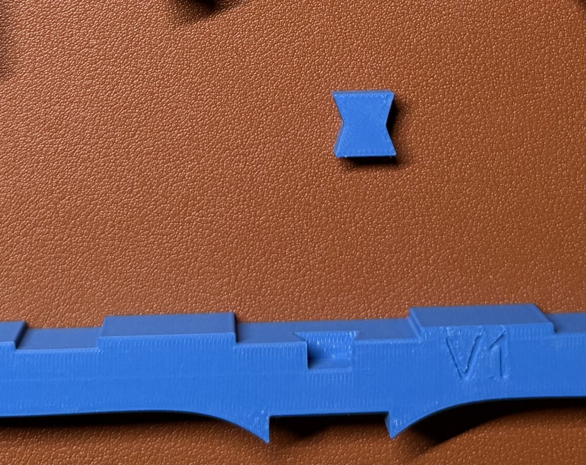Le centre de la varangue V1 avec son logement, à côté de la clé bleue en forme de papillon