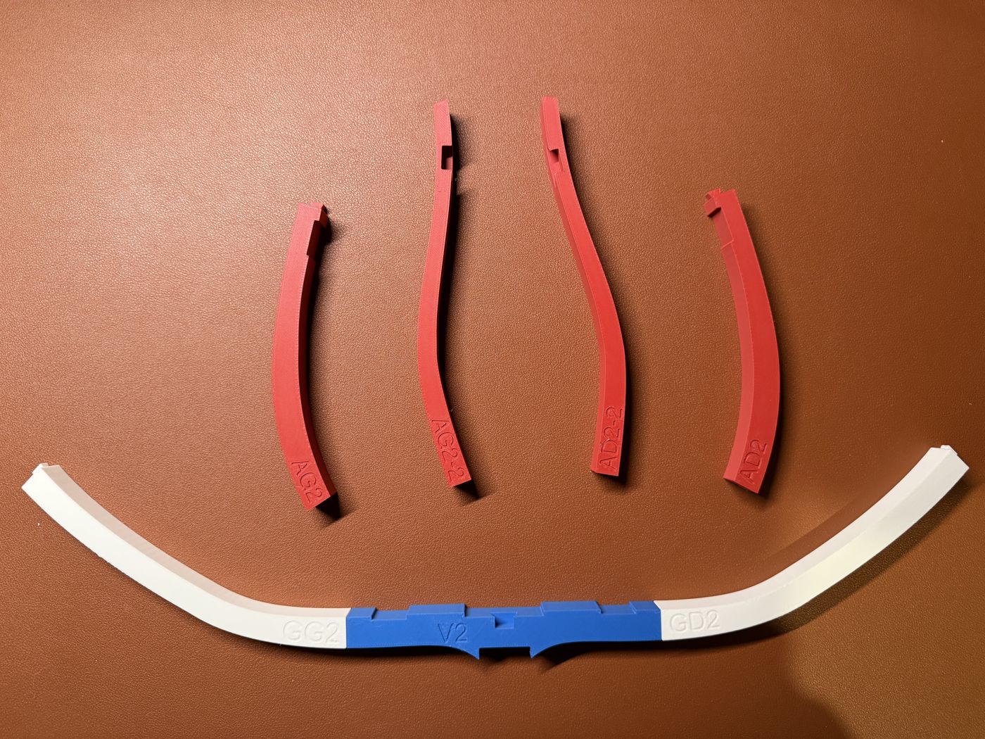 Varangue V2 et genoux GD2 et GG2 assemblés en arc, les quatre alonges rouges posées en dessous